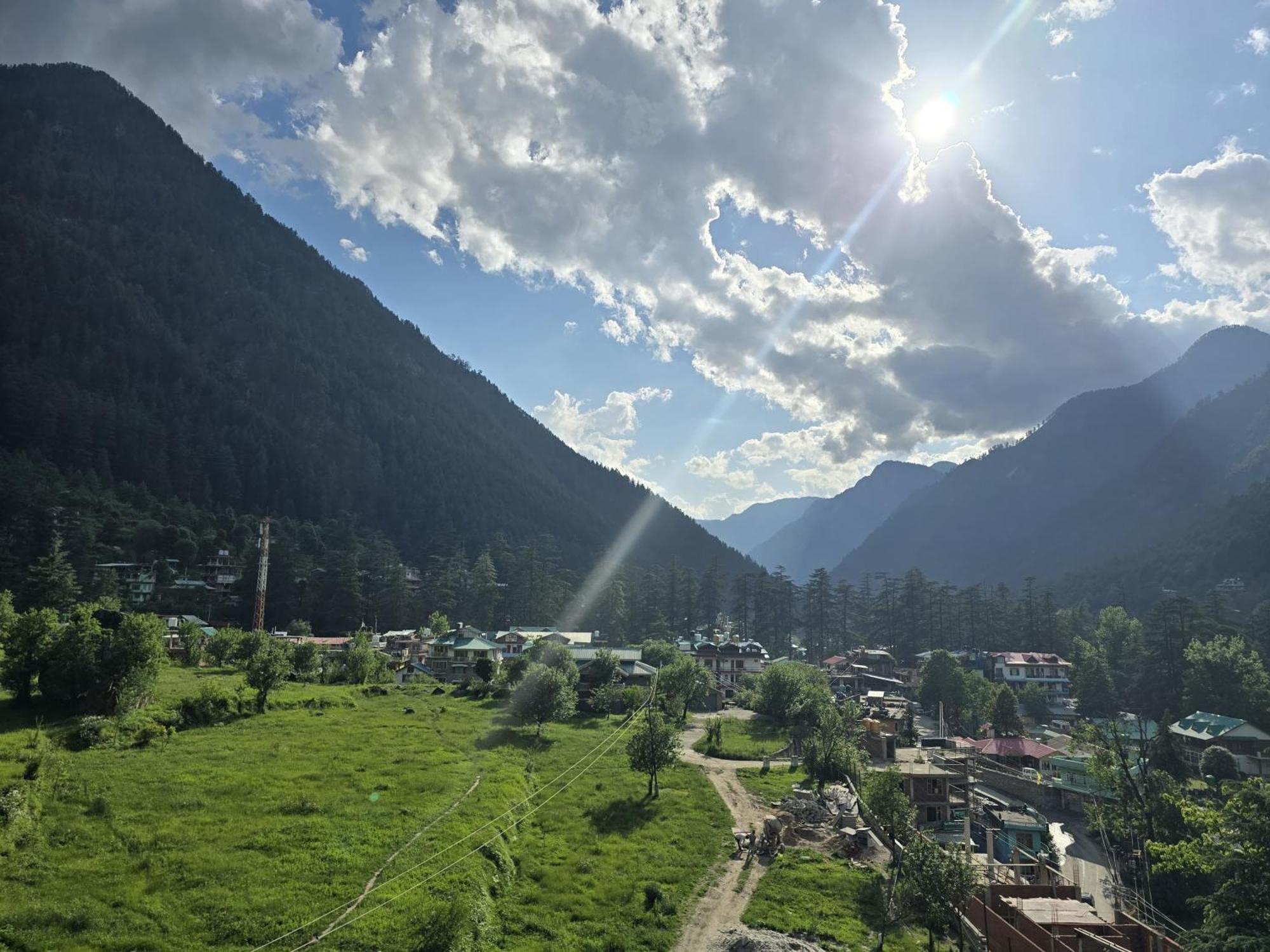 Hotel The Hillside Kasol Esterno foto